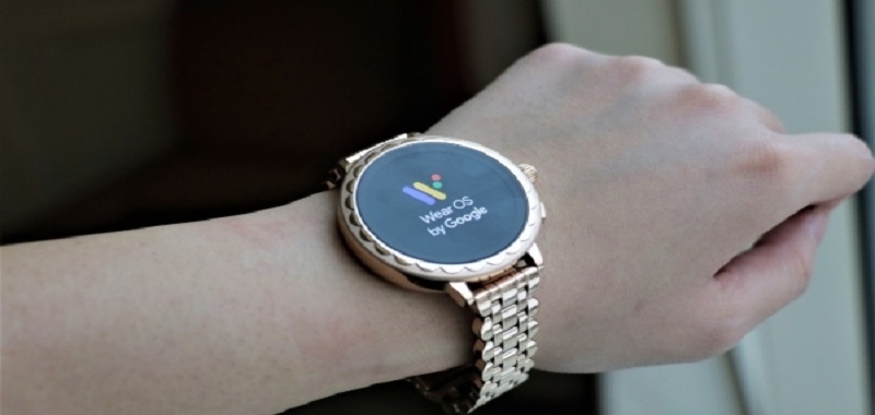 Woman smartwatches